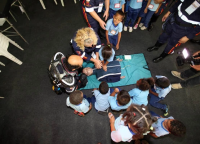Crianças aprendem sobre primeiros socorros - Crédito: Carlos Bassan/Arquivo PMC